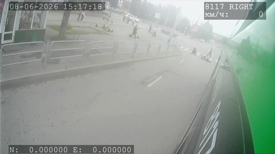 Челябинец зачем-то бросился на автобус, в ГИБДД не исключают, что мужчина был пьян