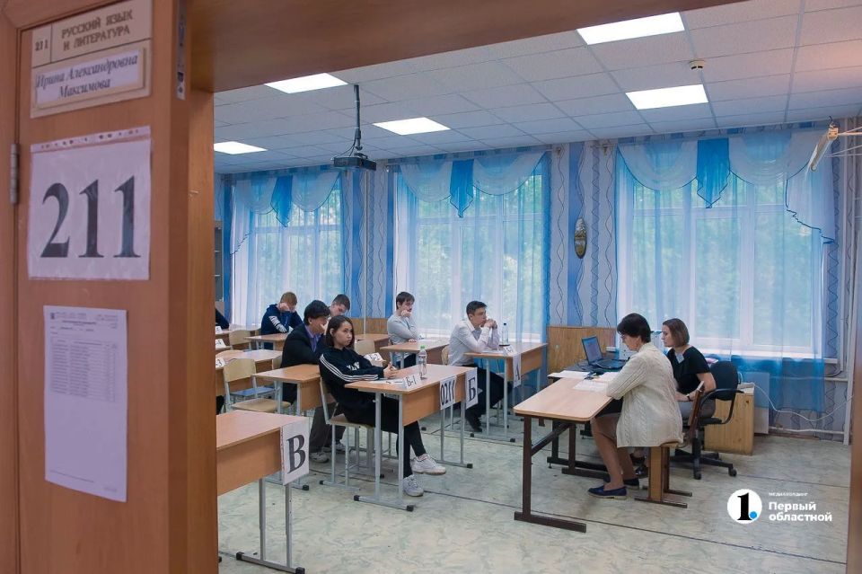 Девятиклассники сегодня сдают экзамен по русскому языку