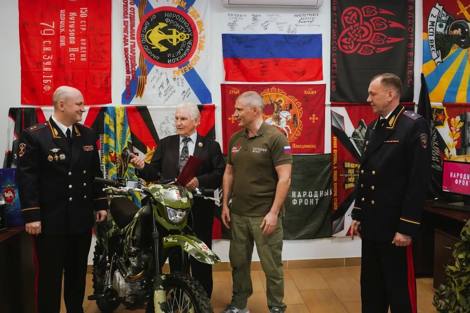 Южноуральские полицейские и ветераны ведомства совместно с Народным фронтом передали бойцам СВО мотоцикл и крупную сумму на спецоборудование Южноуральские полицейские и ветераны ведомства совместно с Народным фронтом передали бойцам СВО мотоцикл и крупную сумму на спецоборудование