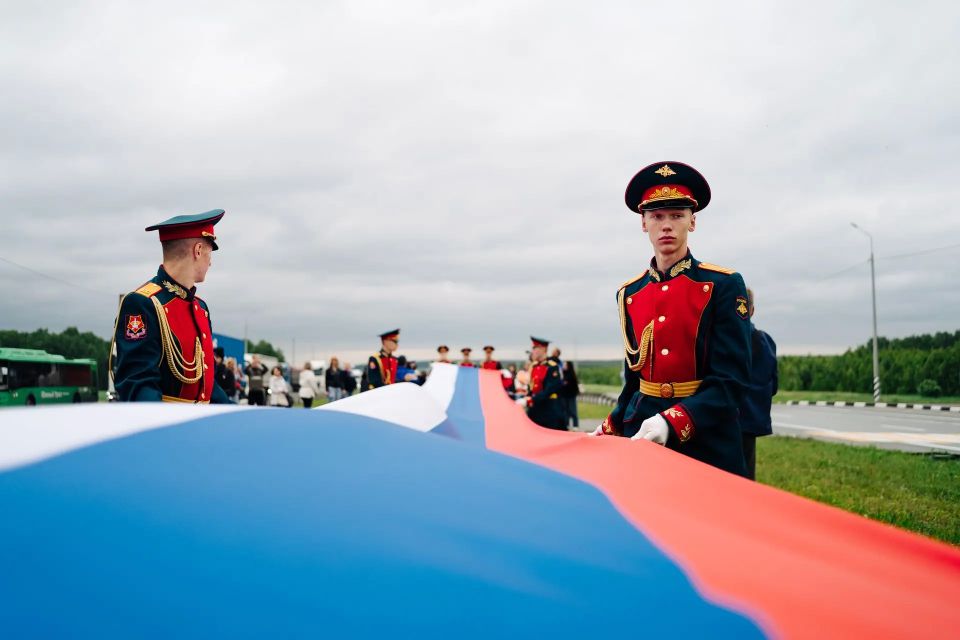 Нам с Россией по пути: стометровый триколор развернули неравнодушные южноуральцы на трассе М-5 Нам с Россией по пути: стометровый триколор развернули неравнодушные южноуральцы на трассе М-5
