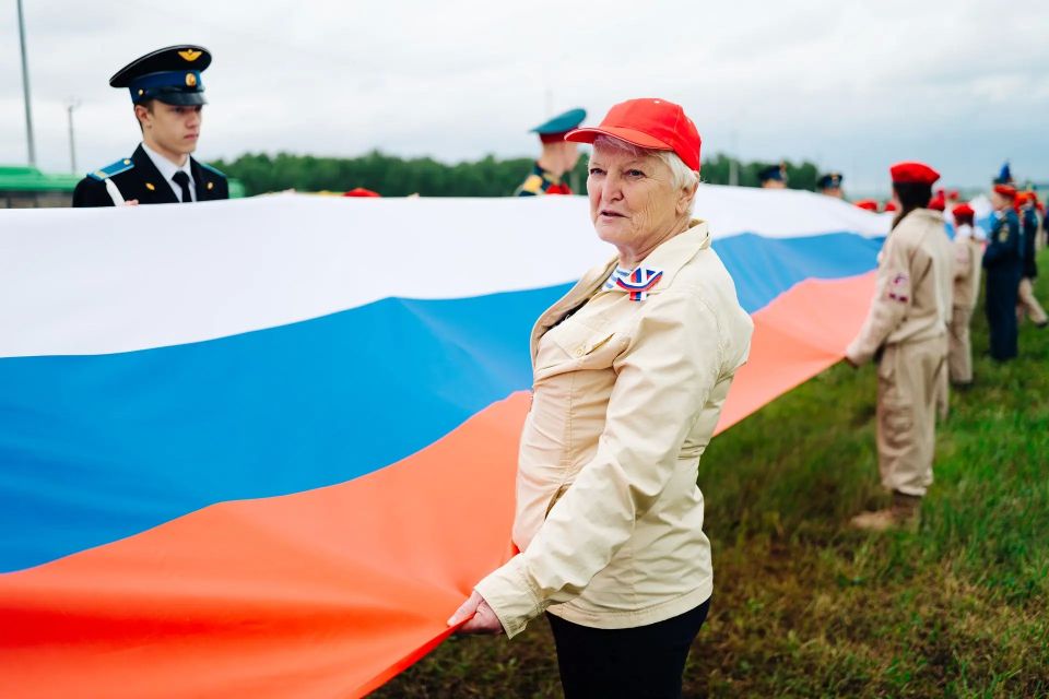 Нам с Россией по пути: стометровый триколор развернули неравнодушные южноуральцы на трассе М-5 Нам с Россией по пути: стометровый триколор развернули неравнодушные южноуральцы на трассе М-5
