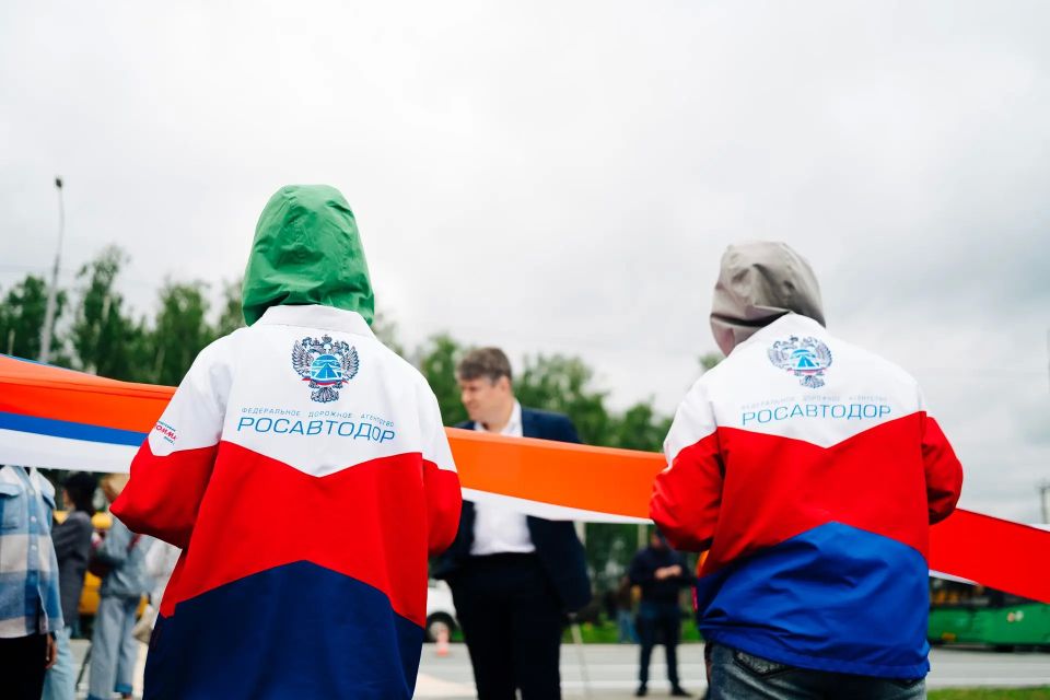 Нам с Россией по пути: стометровый триколор развернули неравнодушные южноуральцы на трассе М-5 Нам с Россией по пути: стометровый триколор развернули неравнодушные южноуральцы на трассе М-5