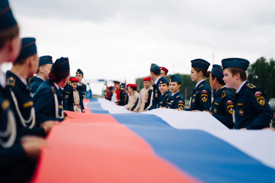 Нам с Россией по пути: стометровый триколор развернули неравнодушные южноуральцы на трассе М-5 Нам с Россией по пути: стометровый триколор развернули неравнодушные южноуральцы на трассе М-5