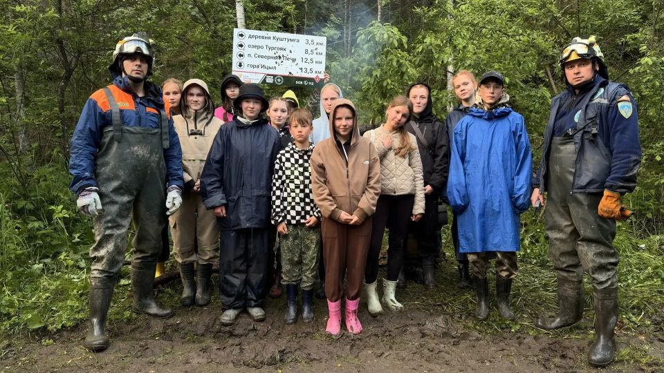 В Челябинской области спасатели пришли на выручку юным туристам, которые среди ночи застряли на сложном маршруте