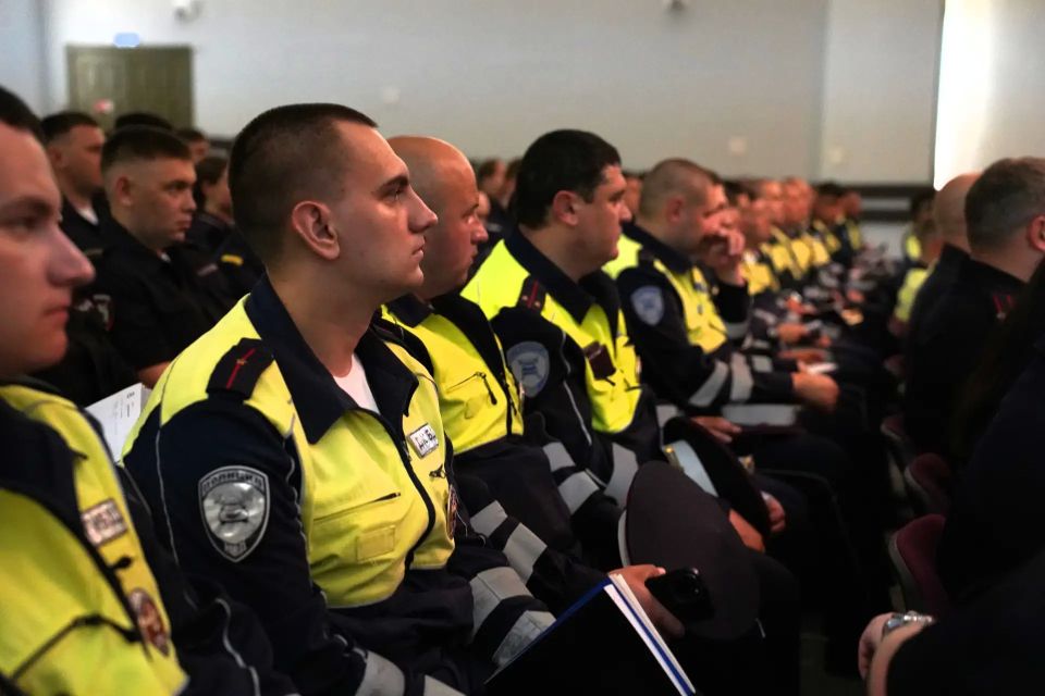 Заместитель начальника областного Главка Николай Савенко провел инструктаж со сводным отрядом челябинских полицейских перед командировкой в Казань Заместитель начальника областного Главка Николай Савенко провел инструктаж со сводным отрядом челябинских полицейских перед командировкой в Казань