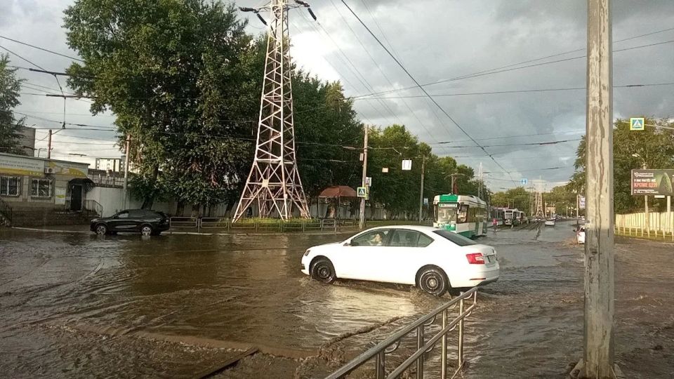 В Челябинске сильный ливень вечером 11 июня вызвал не только появление захватывающей дух радуги, но и серьезные проблемы В Челябинске сильный ливень вечером 11 июня вызвал не только появление захватывающей дух радуги, но и серьезные проблемы