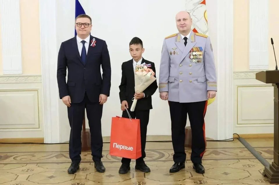 В День России Алексей Текслер вручил паспорта южноуральским школьникам В День России Алексей Текслер вручил паспорта южноуральским школьникам