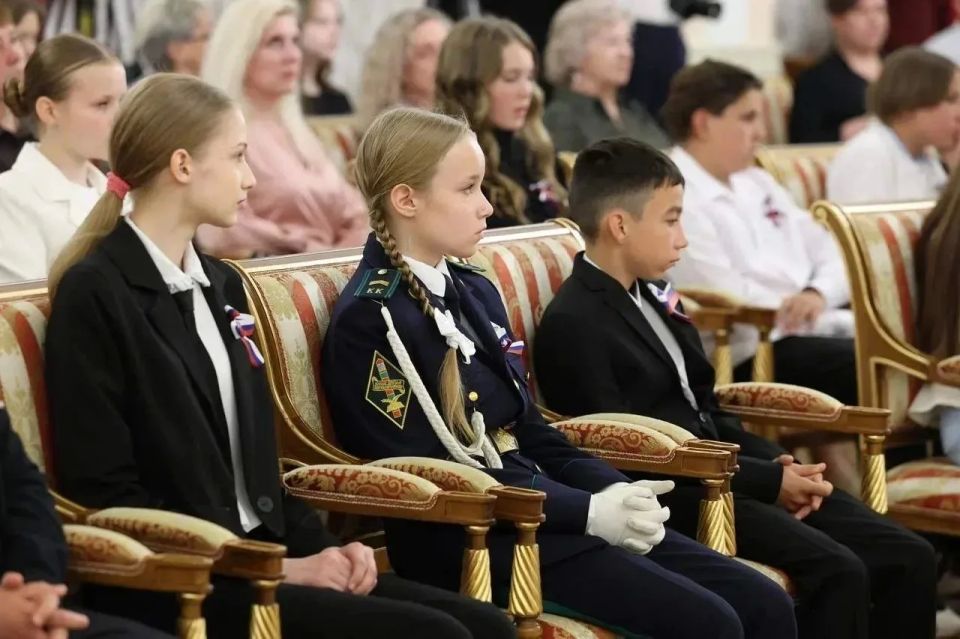 В День России Алексей Текслер вручил паспорта южноуральским школьникам В День России Алексей Текслер вручил паспорта южноуральским школьникам