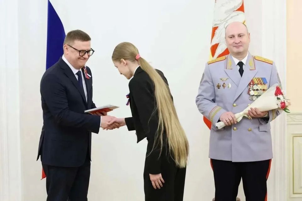 В День России Алексей Текслер вручил паспорта южноуральским школьникам В День России Алексей Текслер вручил паспорта южноуральским школьникам