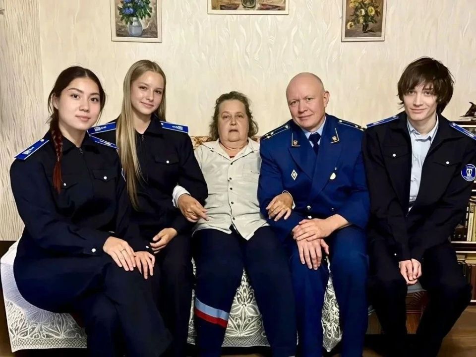 Прокурор Металлургического района г. Челябинска Евгений Баев и помощник прокурора Елена Коноваленко совместно с учениками прокурорского класса МАОУ»МЛ № 148 г. Челябинска» поздравили с днем рождения ветерана прокуратуры... Прокурор Металлургического района г. Челябинска Евгений Баев и помощник прокурора Елена Коноваленко совместно с учениками прокурорского класса МАОУ»МЛ № 148 г. Челябинска» поздравили с днем рождения ветерана прокуратуры...