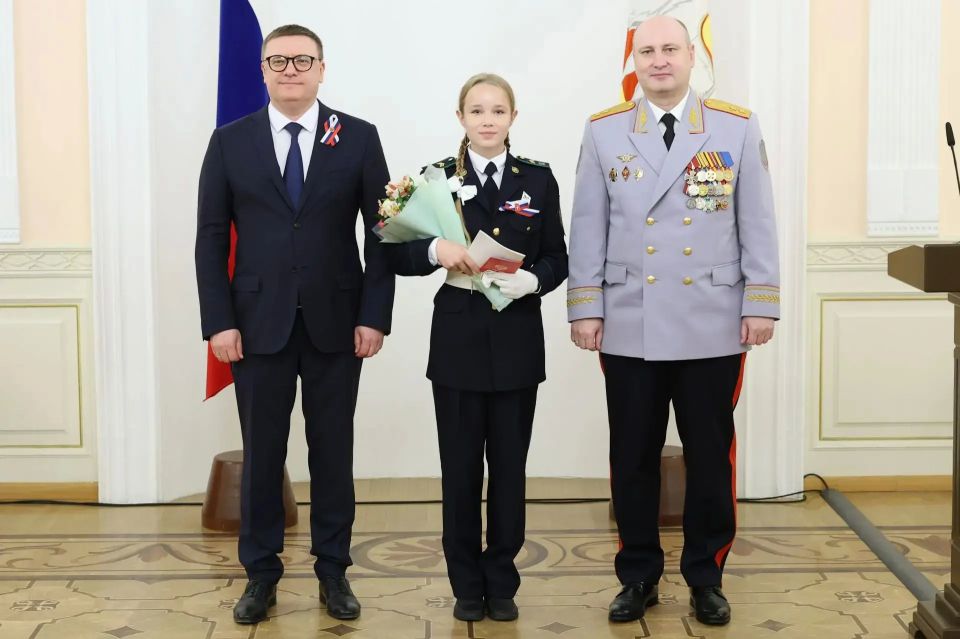 В День России Алексей Текслер вручил паспорта южноуральским школьникам В День России Алексей Текслер вручил паспорта южноуральским школьникам