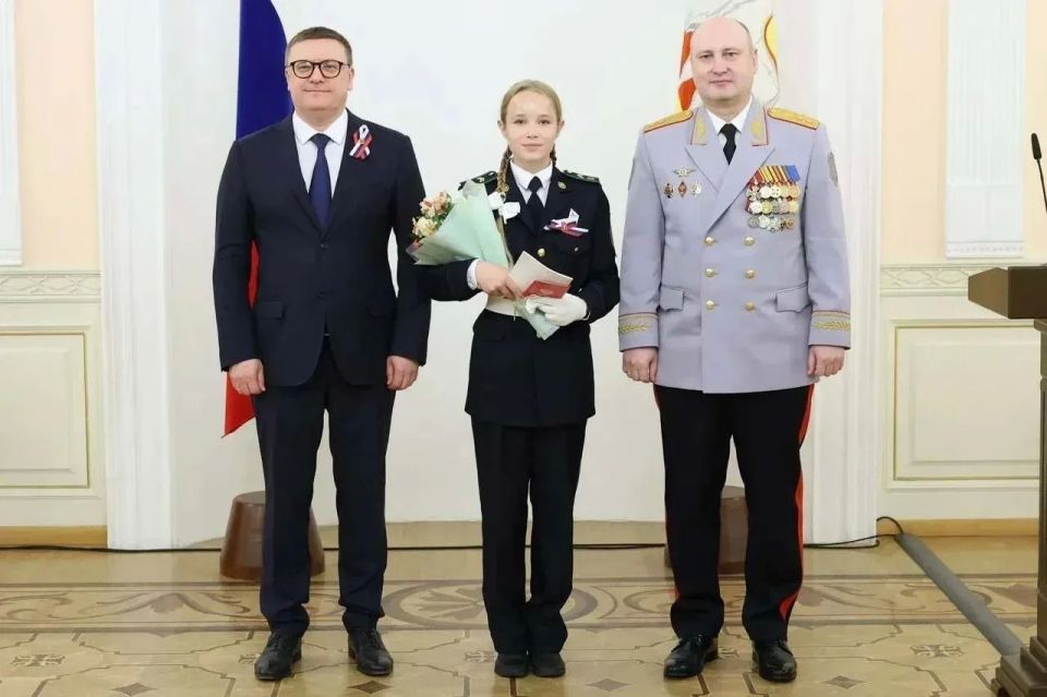 В День России Алексей Текслер вручил паспорта южноуральским школьникам В День России Алексей Текслер вручил паспорта южноуральским школьникам