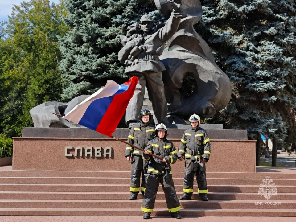 С Днем России!. Этот праздник объединяет всех, кто живет в нашей стране, любит ее историю, гордится ее достижениями и верит в ее будущее