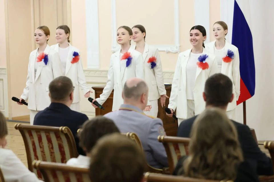 В День России Алексей Текслер вручил паспорта южноуральским школьникам В День России Алексей Текслер вручил паспорта южноуральским школьникам