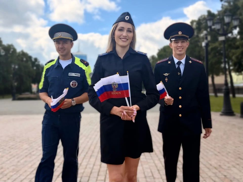 Полицейские Челябинска поздравляют южноуральцев с Днем России Полицейские Челябинска поздравляют южноуральцев с Днем России