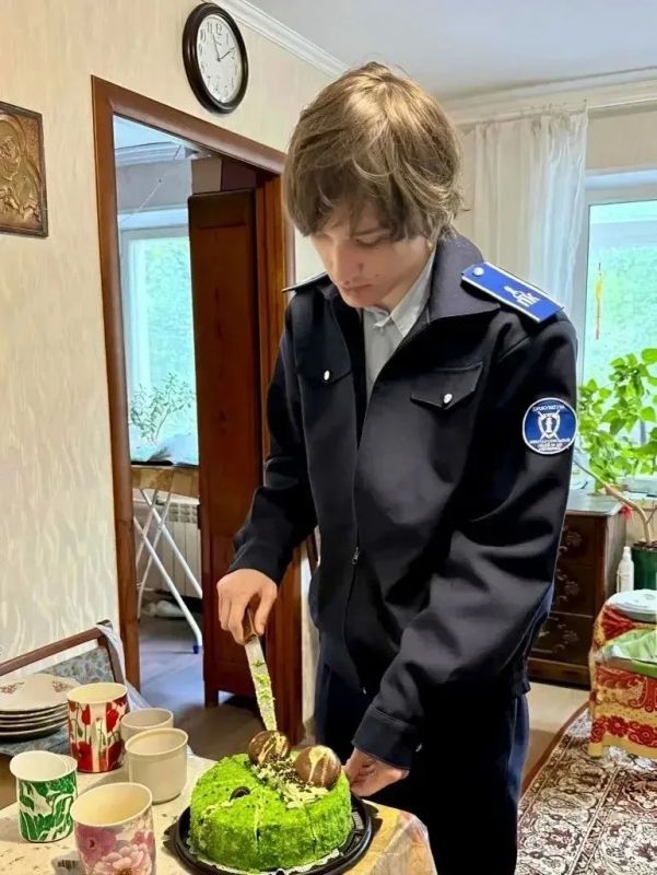 Прокурор Металлургического района г. Челябинска Евгений Баев и помощник прокурора Елена Коноваленко совместно с учениками прокурорского класса МАОУ»МЛ № 148 г. Челябинска» поздравили с днем рождения ветерана прокуратуры... Прокурор Металлургического района г. Челябинска Евгений Баев и помощник прокурора Елена Коноваленко совместно с учениками прокурорского класса МАОУ»МЛ № 148 г. Челябинска» поздравили с днем рождения ветерана прокуратуры...
