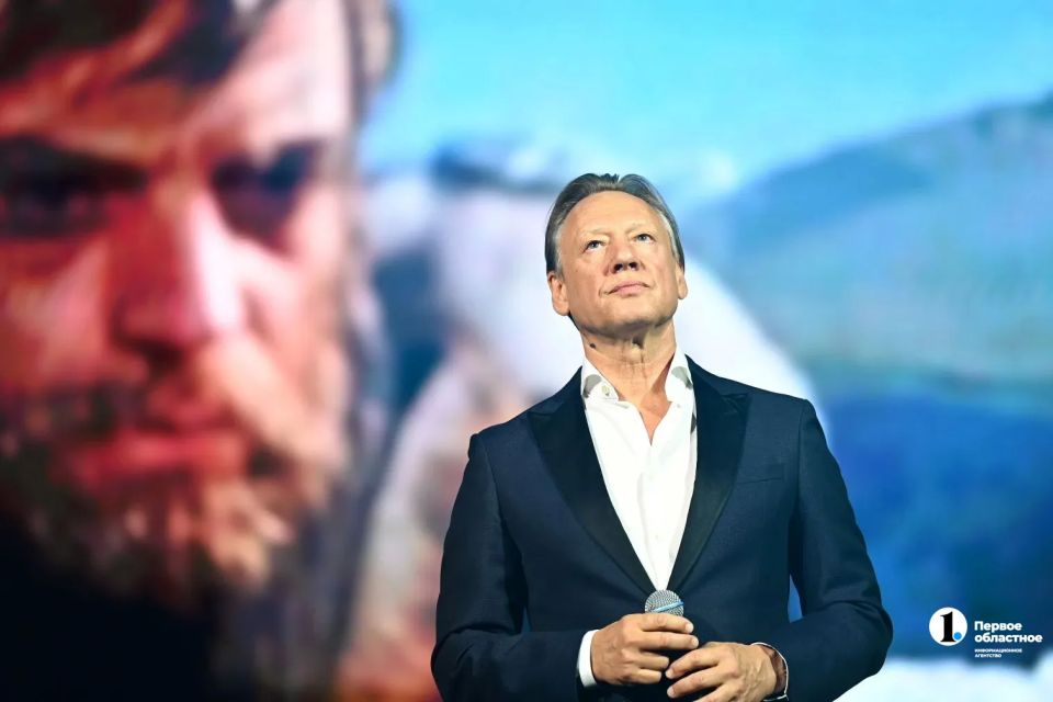 День России в Челябинске отметили концертом «Россия – кузница единства» День России в Челябинске отметили концертом «Россия – кузница единства»
