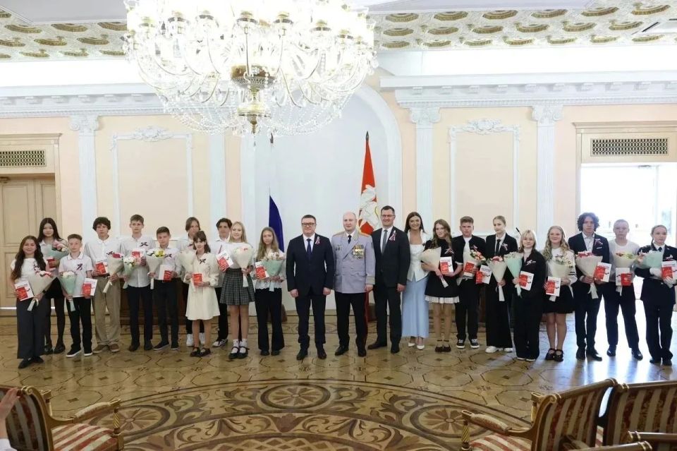 В День России Алексей Текслер вручил паспорта южноуральским школьникам