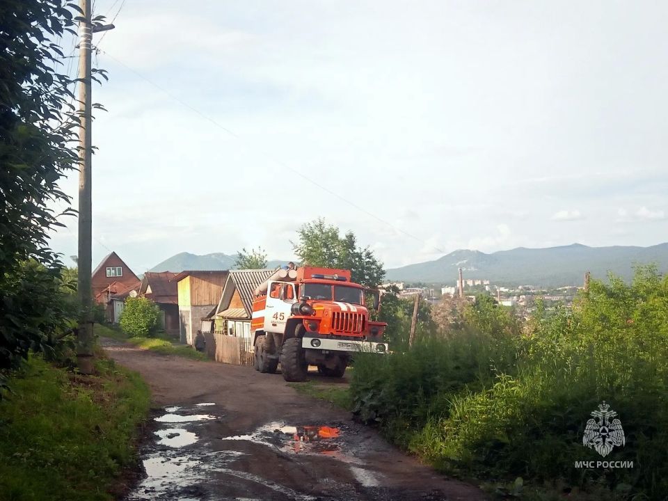 Сотрудники МЧС России работают на месте обрушения кровли ветхого частного жилого дома на улице 4-я Тесьминская в Златоусте