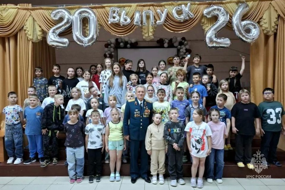 Диалог поколений. Ветераны Магнитогорского пожарно-спасательного гарнизона встретились со школьниками, отдыхающими в городском летнем пришкольном лагере