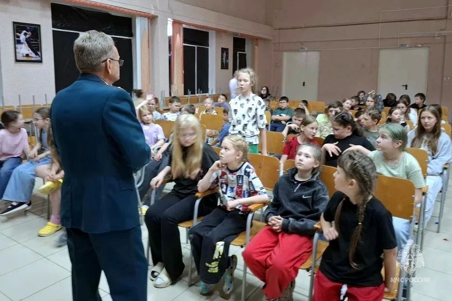 Диалог поколений. Ветераны Магнитогорского пожарно-спасательного гарнизона встретились со школьниками, отдыхающими в городском летнем пришкольном лагере Диалог поколений. Ветераны Магнитогорского пожарно-спасательного гарнизона встретились со школьниками, отдыхающими в городском летнем пришкольном лагере
