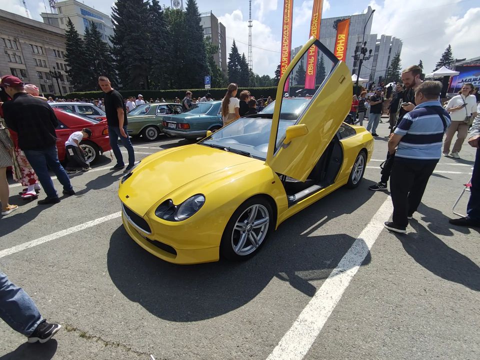 На Театральной площади Челябинска прошел VI ретрофестиваль автомототехники «Машина времени»