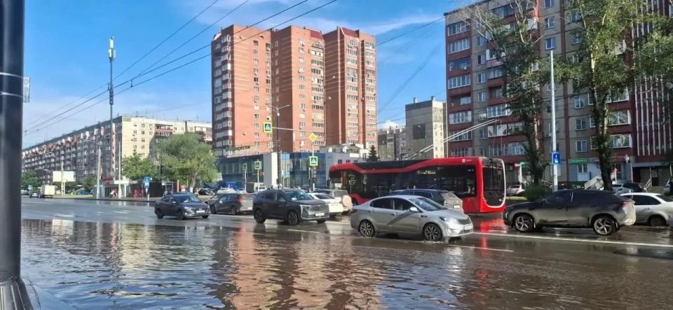 «Воды по колено»: коммунальщики ликвидируют последствия сильного ливня в Челябинске «Воды по колено»: коммунальщики ликвидируют последствия сильного ливня в Челябинске