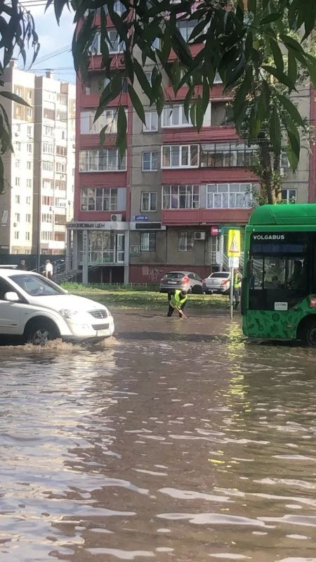 Оперативные службы ликвидируют последствия залпового дождя Оперативные службы ликвидируют последствия залпового дождя