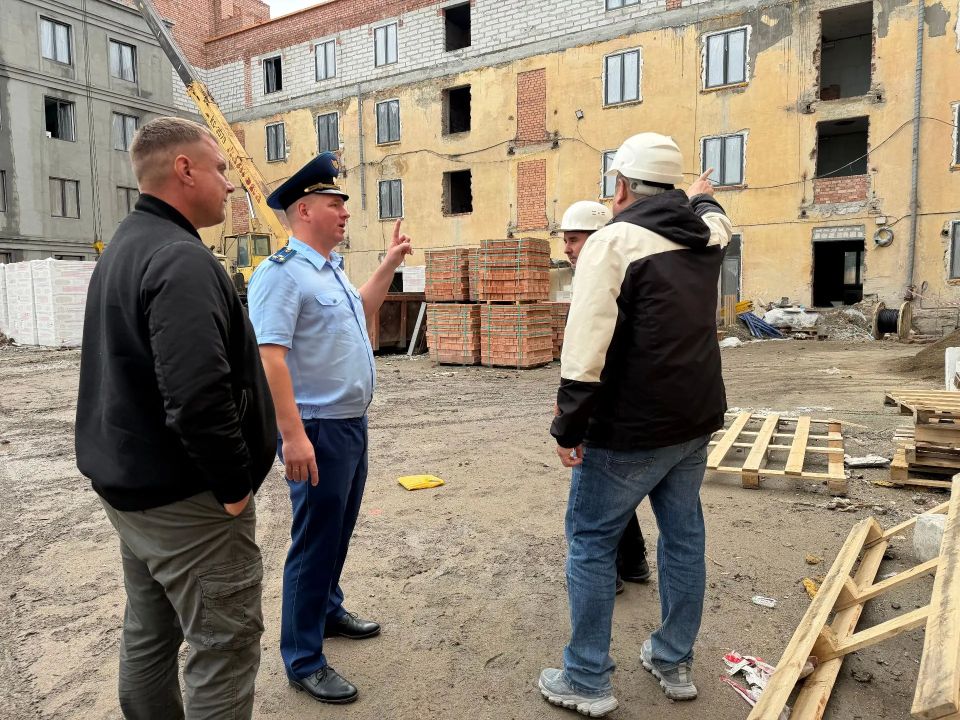 Прокурор Ленинского района г. Магнитогорска контролирует реконструкцию нежилого здания