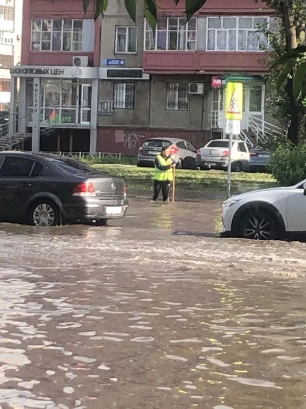 Оперативные службы ликвидируют последствия залпового дождя Оперативные службы ликвидируют последствия залпового дождя