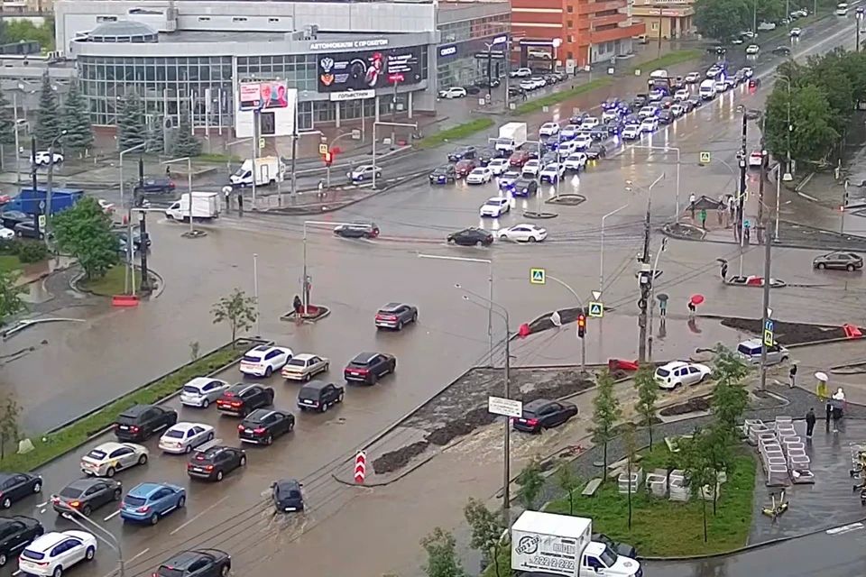 Снова плывем: в Челябинске 15 июня дороги превратились в озера Снова плывем: в Челябинске 15 июня дороги превратились в озера