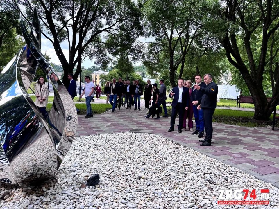 В ходе рабочей поездки в Златоуст Алексей Текслер оценил масштабное благоустройство территории у ДК «Металлург» и в сквере имени Тищенко В ходе рабочей поездки в Златоуст Алексей Текслер оценил масштабное благоустройство территории у ДК «Металлург» и в сквере имени Тищенко
