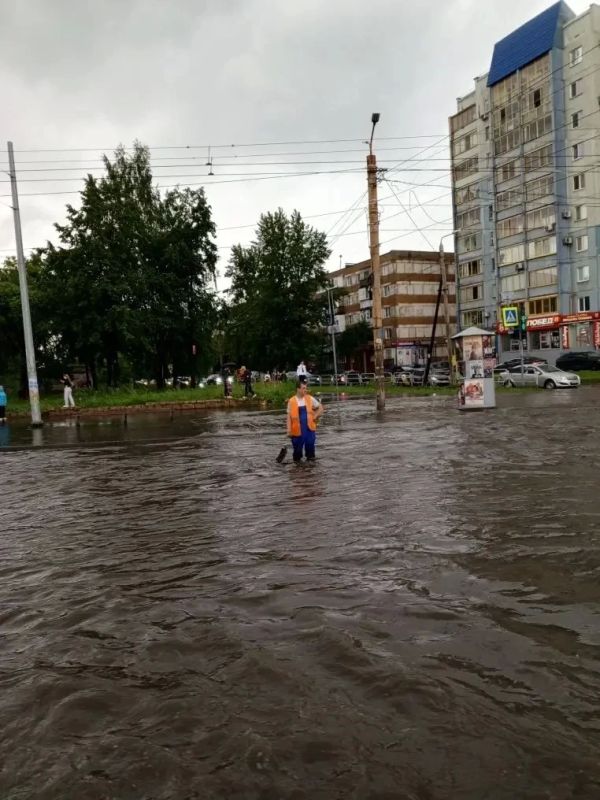 Семь бригад МКУ «ЭВИС» задействовано на ликвидации последствий залпового дождя Семь бригад МКУ «ЭВИС» задействовано на ликвидации последствий залпового дождя