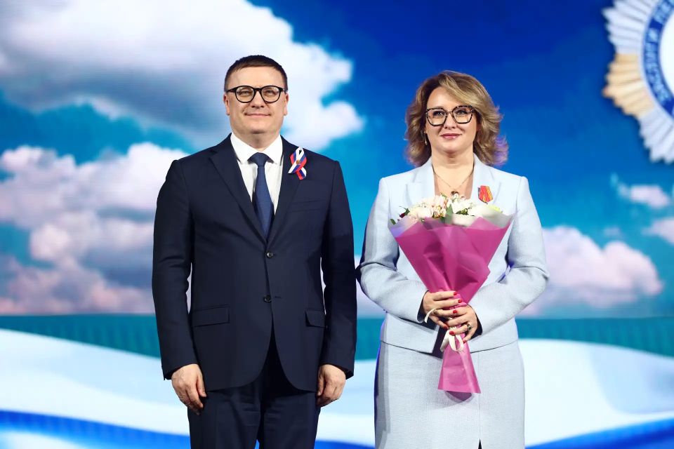 Губернатор Челябинской области Алексей Текслер вручил директору АНО «Дирекция фестивальных и культурно-массовых мероприятий Челябинской области» Диане Малышевой медаль «За заслуги перед Челябинской областью» III степени