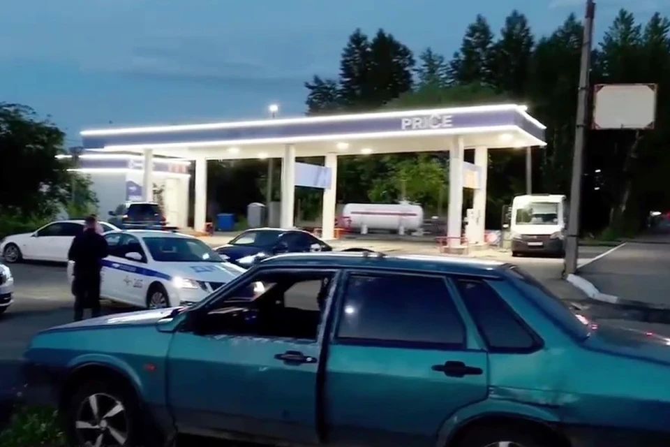 В Челябинске двое молодых людей угнали машину, пытались скрыться от полицейских, а потом оказали сопротивление при задержании