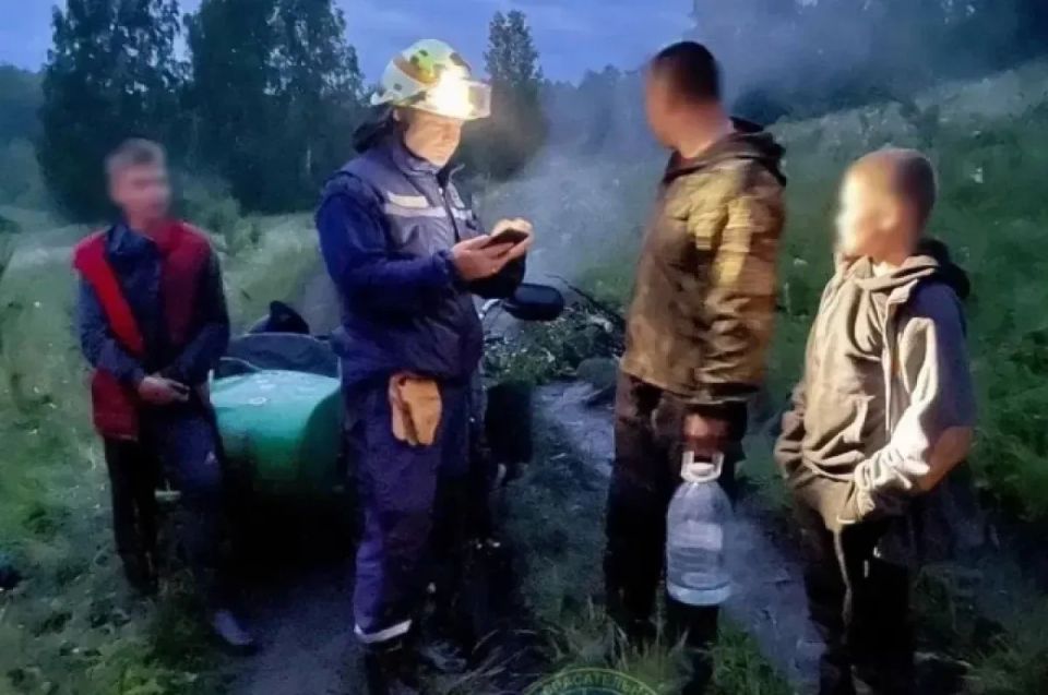ночь с 14 на 15 июня спасатели Миасского поисковоспасательного отряда выручили двух несовершеннолетних и мужчину, которые заблудились в лесу на мотоцикле