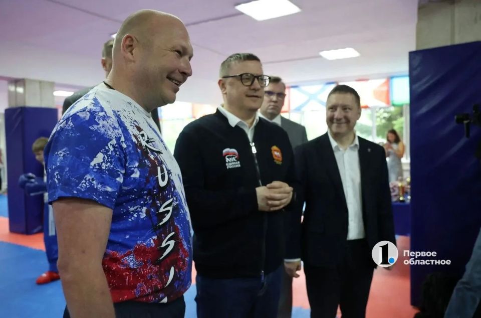 Алексей Текслер посетил новый зал кикбоксинга в ДК «Металлург» города Златоуста Алексей Текслер посетил новый зал кикбоксинга в ДК «Металлург» города Златоуста
