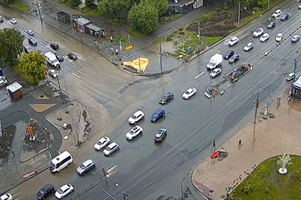 Снова плывем: в Челябинске 15 июня дороги превратились в озера Снова плывем: в Челябинске 15 июня дороги превратились в озера