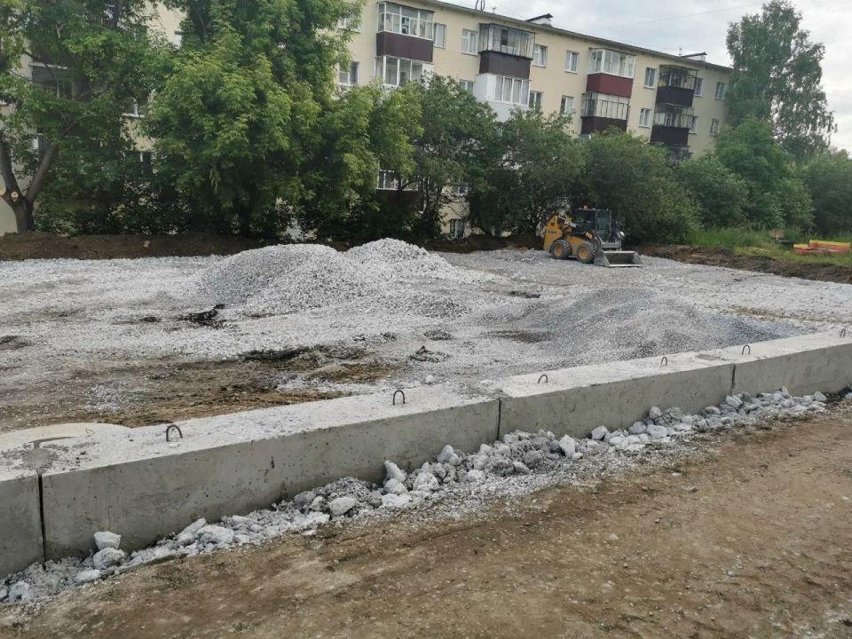 Продолжается благоустройство дворовых территорий Миасского городского округа Продолжается благоустройство дворовых территорий Миасского городского округа