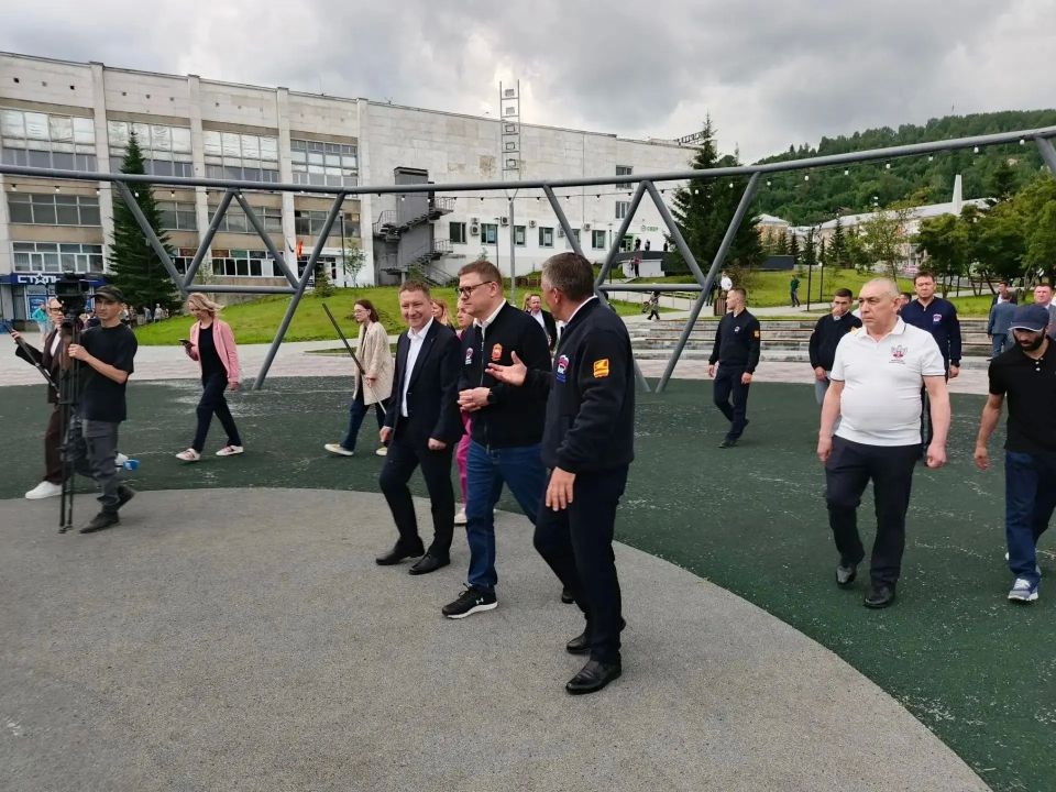 В ходе рабочей поездки в Златоуст Алексей Текслер оценил масштабное благоустройство территории у ДК «Металлург» и в сквере имени Тищенко В ходе рабочей поездки в Златоуст Алексей Текслер оценил масштабное благоустройство территории у ДК «Металлург» и в сквере имени Тищенко