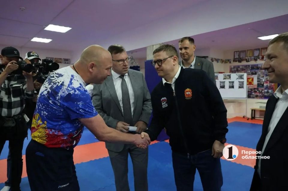 Алексей Текслер посетил новый зал кикбоксинга в ДК «Металлург» города Златоуста Алексей Текслер посетил новый зал кикбоксинга в ДК «Металлург» города Златоуста
