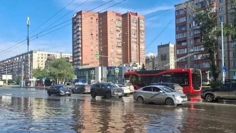 В Челябинске сильный ливень затопил улицы Молодогвардейцев и Братьев Кашириных