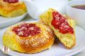 Приготовление пышных булочек с клубникой