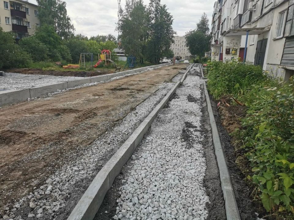 Продолжается благоустройство дворовых территорий Миасского городского округа Продолжается благоустройство дворовых территорий Миасского городского округа