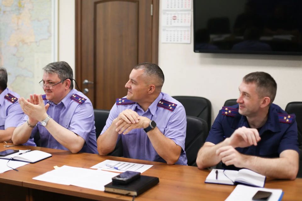 Двадцать лет безупречной службы на защите законности: в региональном следственном управлении проводили на пенсию руководителя первого отдела по расследованию особо важных дел Дмитрия Викторовича Аникина Двадцать лет безупречной службы на защите законности: в региональном следственном управлении проводили на пенсию руководителя первого отдела по расследованию особо важных дел Дмитрия Викторовича Аникина