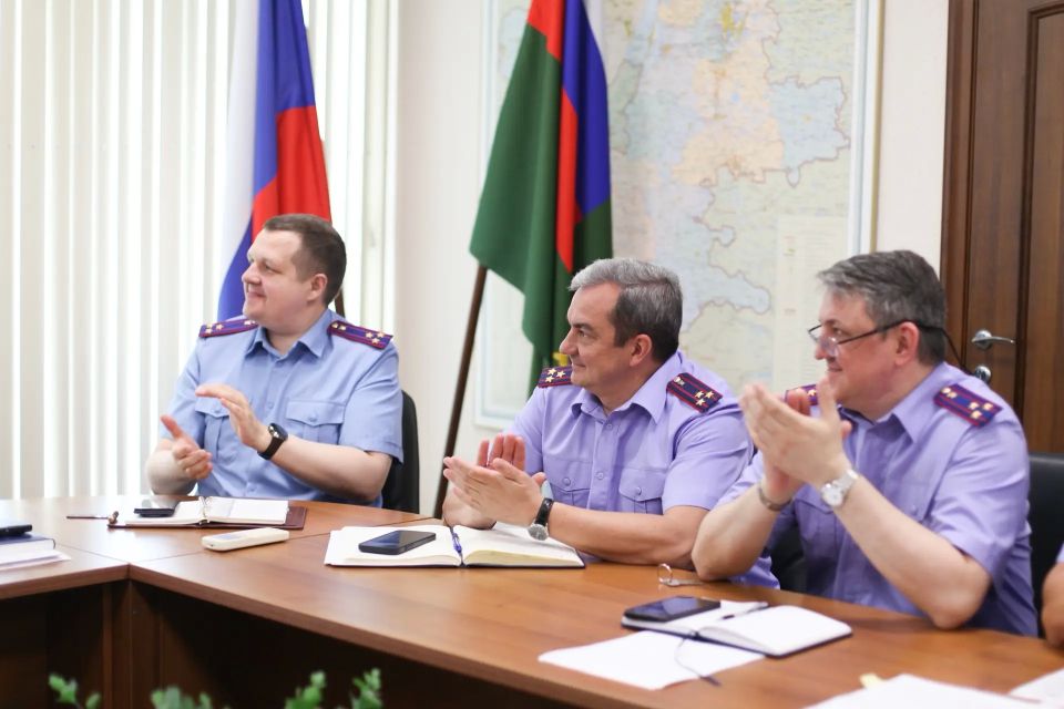Двадцать лет безупречной службы на защите законности: в региональном следственном управлении проводили на пенсию руководителя первого отдела по расследованию особо важных дел Дмитрия Викторовича Аникина Двадцать лет безупречной службы на защите законности: в региональном следственном управлении проводили на пенсию руководителя первого отдела по расследованию особо важных дел Дмитрия Викторовича Аникина