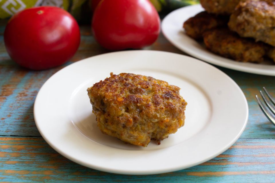 Сочные котлеты с брынзой и морковью: как разнообразить привычное блюдо