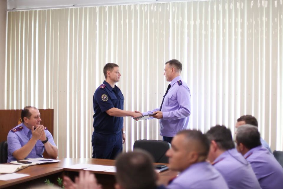 Двадцать лет безупречной службы на защите законности: в региональном следственном управлении проводили на пенсию руководителя первого отдела по расследованию особо важных дел Дмитрия Викторовича Аникина Двадцать лет безупречной службы на защите законности: в региональном следственном управлении проводили на пенсию руководителя первого отдела по расследованию особо важных дел Дмитрия Викторовича Аникина