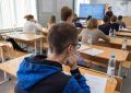 Текслер поздравил двух первых 200-балльников из Челябинска по итогам ЕГЭ