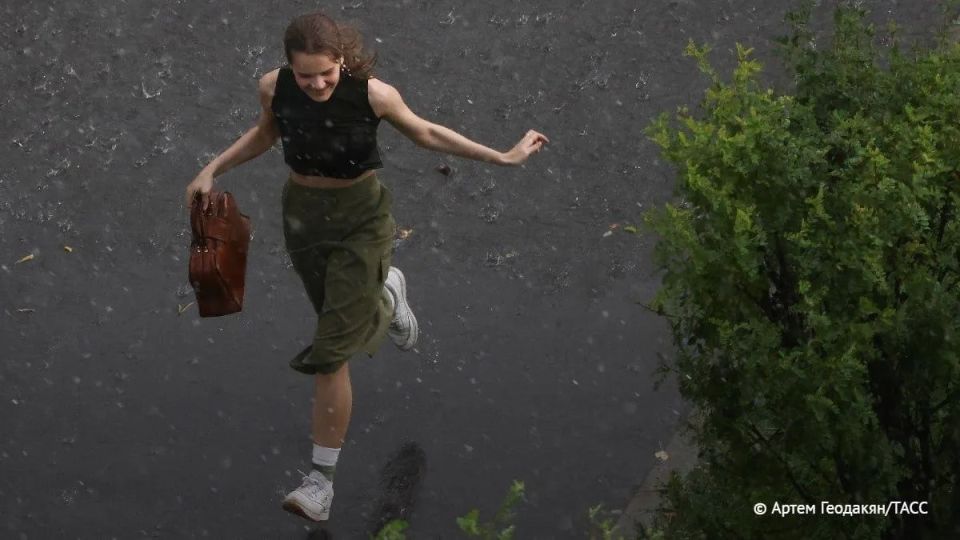 Крупный град, сильный дождь и ветер до 25 м/с прогнозируют 18 июня в трех регионах УрФО, сообщили в региональных ГУ МЧС